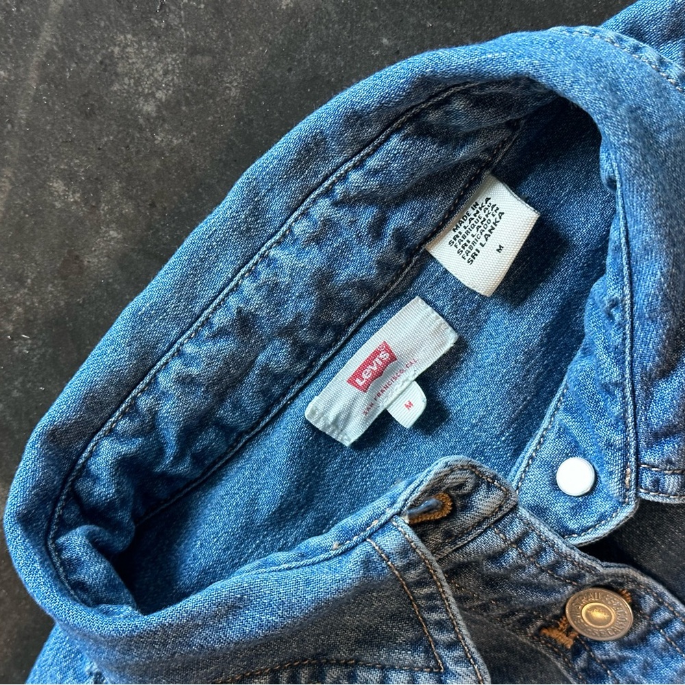 Levi’s Woman’s Denim Julia Shank Button up - Picture 2 of 7